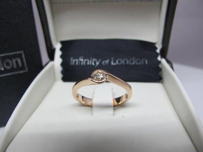 Anello di fidanzamento solitario con diamante in Oro Rosa 18ct - R127