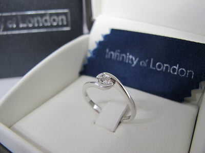 Anello di fidanzamento solitario con diamante in Oro Bianco 18ct - R127
