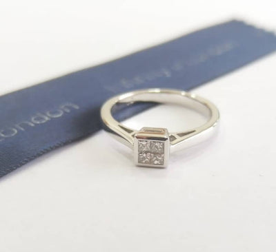 Anello di fidanzamento Solitario con diamanti Princess in Oro bianco 18ct - R707
