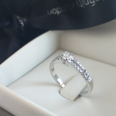 Anello di fidanzamento Solitario Composto con diamanti in Oro Bianco 18ct - RB030