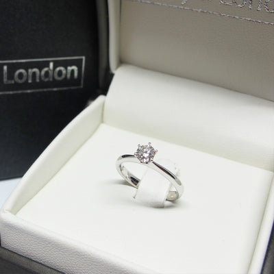 Anello di fidanzamento solitario con diamante in Oro Bianco 18ct- R973